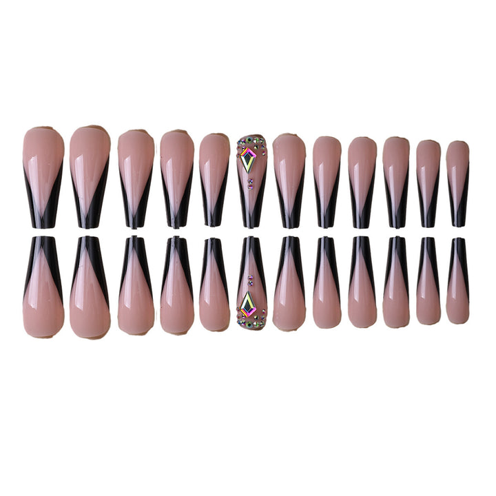 Kunstnagelset mit eleganten Spitzenakzenten Karnz