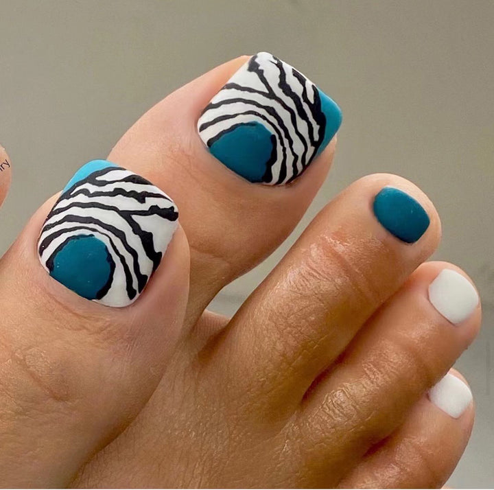 Kunstvolle Fußnagelgestaltung mit Göttlichem Schmetterlingsdesign Karnz