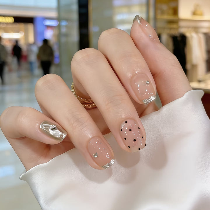 Elegantes Press-On-Nail-Art-Set mit Glitter und schicken Mustern