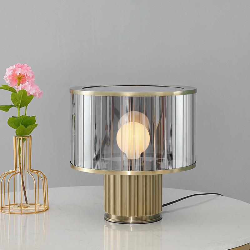 Moderne Tischlampe aus Glas mit eleganter gerippter Basis