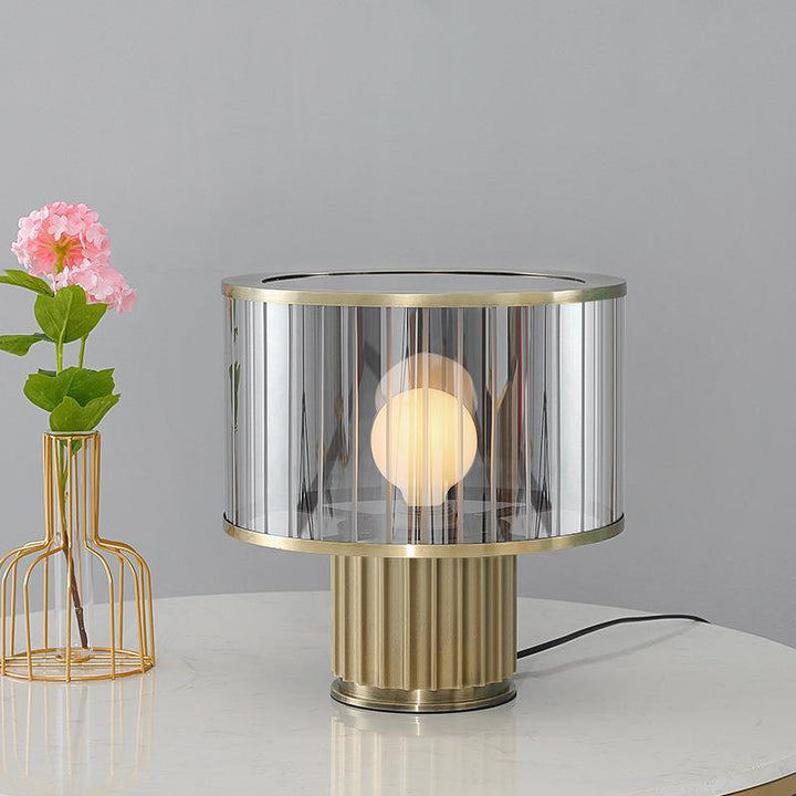 Moderne Tischlampe aus Glas mit eleganter gerippter Basis