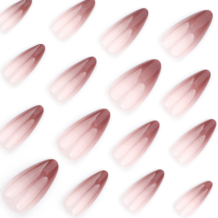 Kunstvolle Stiletto-Nägel mit elegantem Ombre-Design Karnz