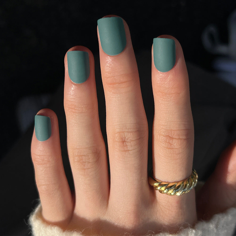 Künstliche Nagelkunst mit mattem Finish Karnz
