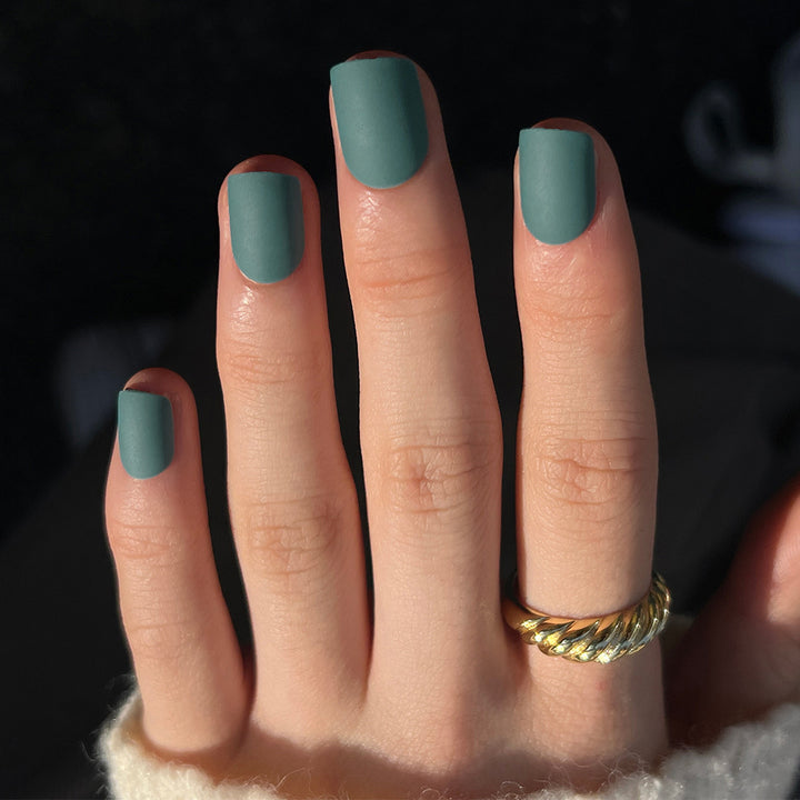 Künstliche Nagelkunst mit mattem Finish Karnz