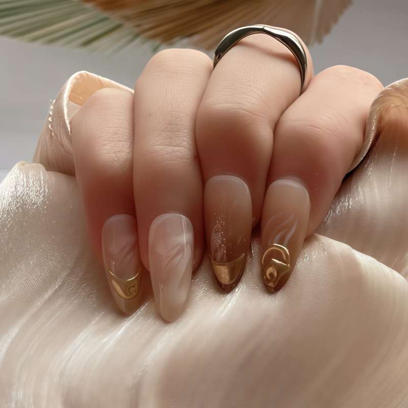 Künstlerisches Press-On Nagelset mit Gold- und Blumenakzenten Karnz