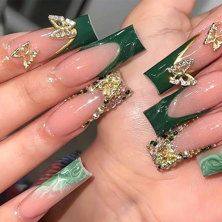 Kunstnägel im eleganten Design mit Glitzer- und Blütenakzenten Karnz