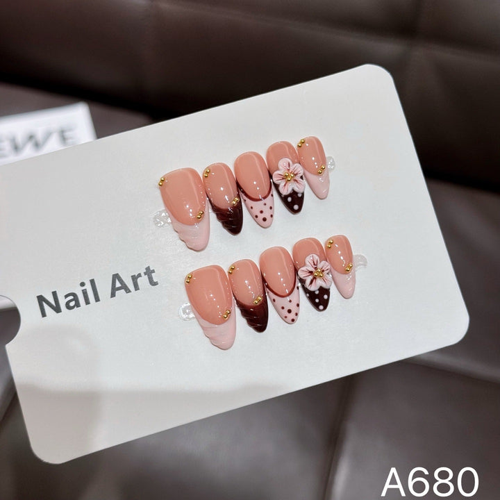 Dekorative florale Nagelkunst-Tipps