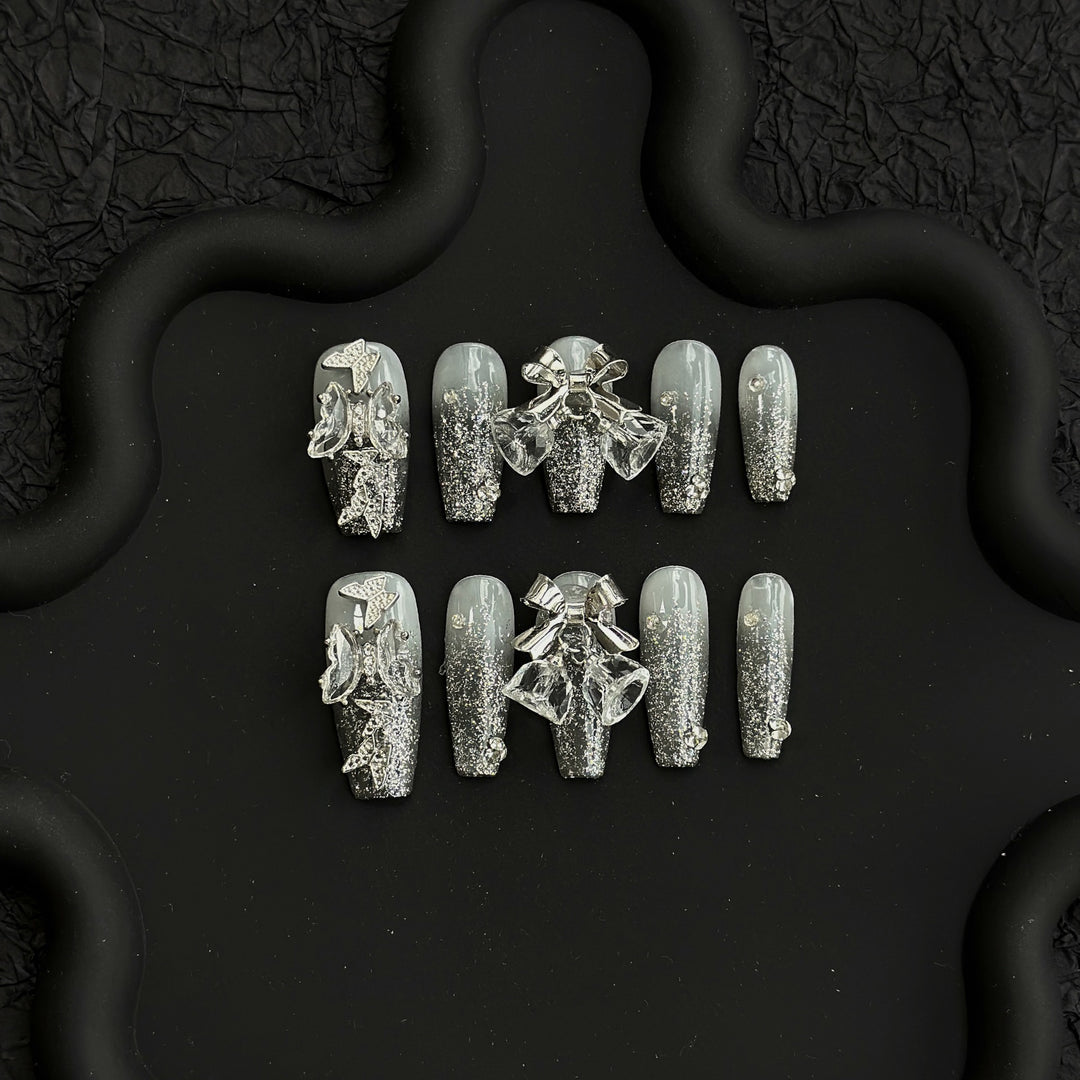 Glitzerndes Press-On-Nagelset mit Kristallakzenten