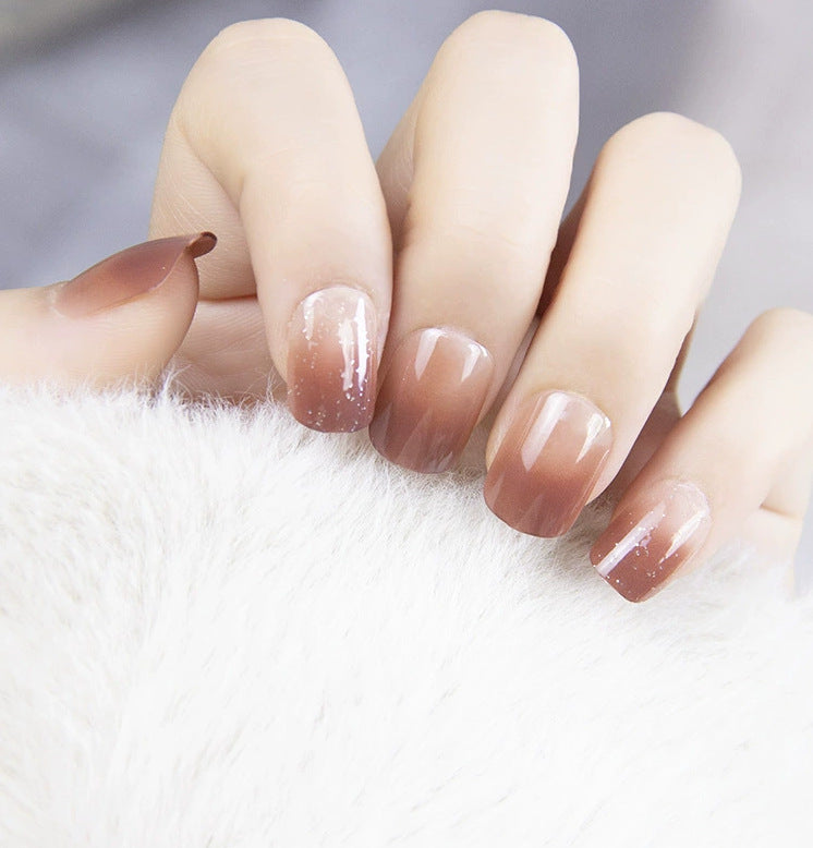 Elegantes Nageldesign mit Perlenverzierung Karnz