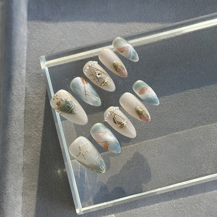 Künstlerisches Press-On Nagelkunstset mit himmlischen und Edelsteinakzenten