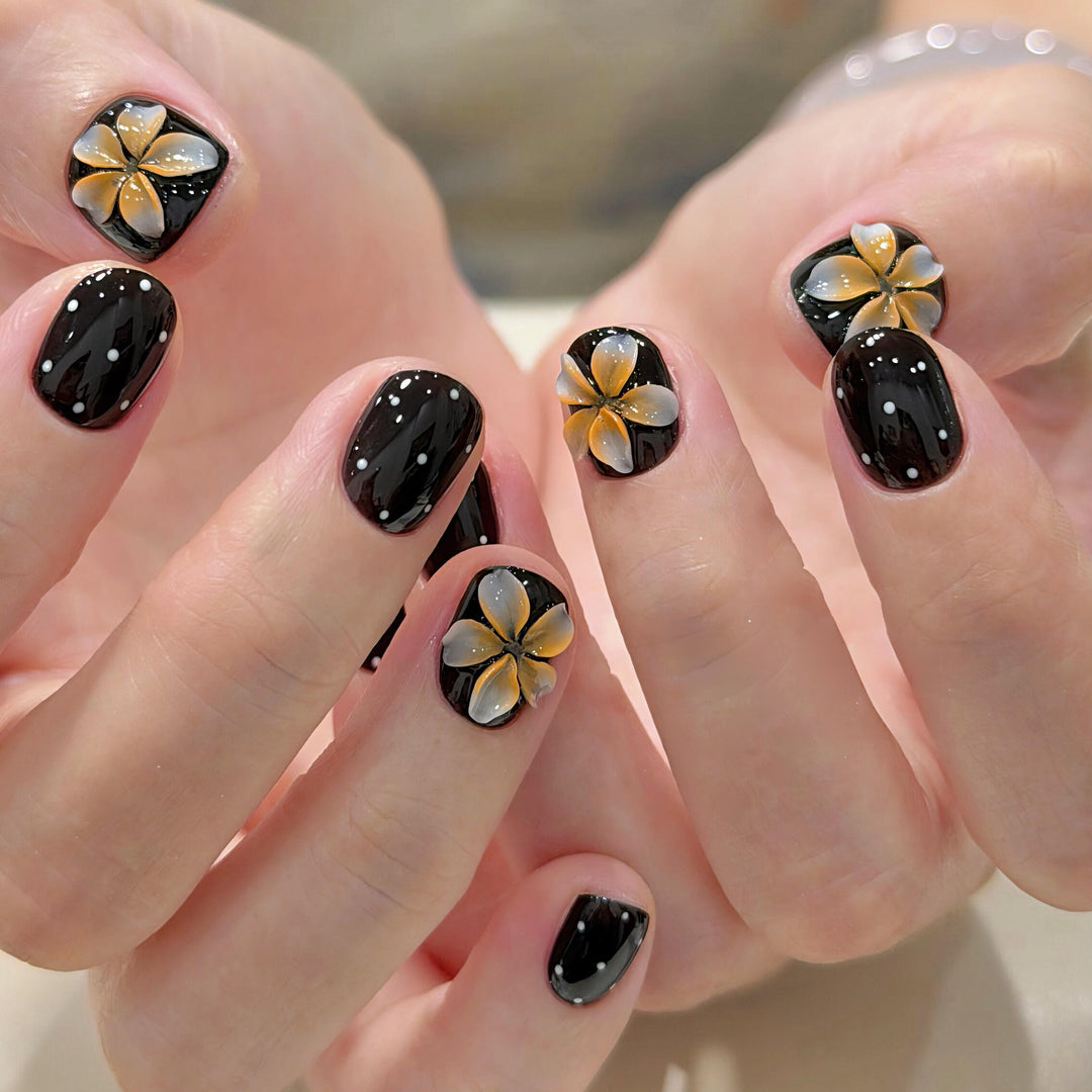 Kunstnägel mit Floralen Akzenten und Elegantem Glanz Karnz