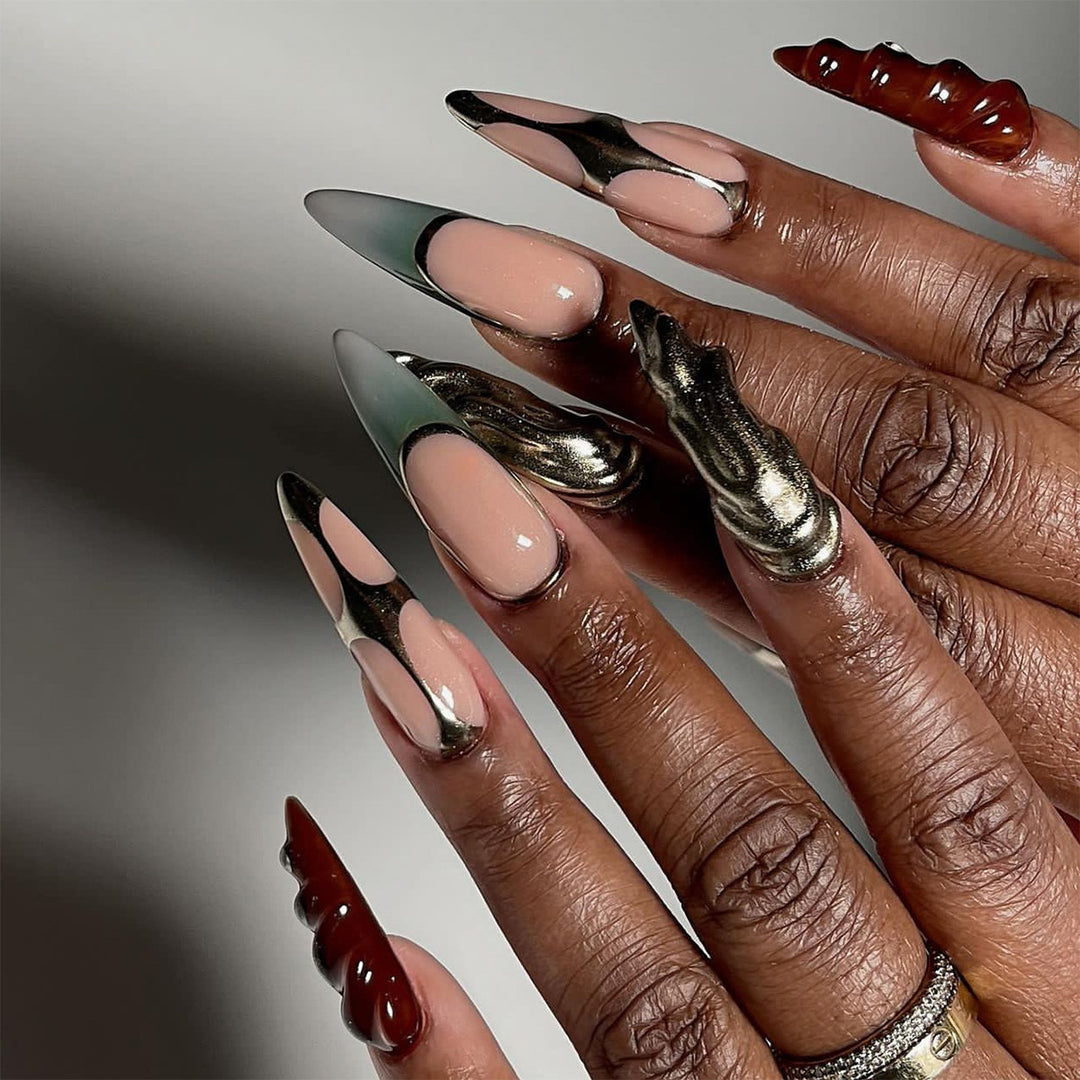 Kunstvolle Stiletto-Nägel mit Glitzer- und Metallic-Effekten Karnz