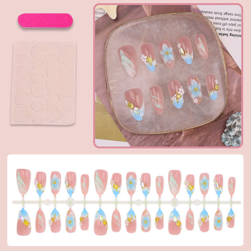 Kunstnagelset mit kunstvollen floralen Akzenten Karnz