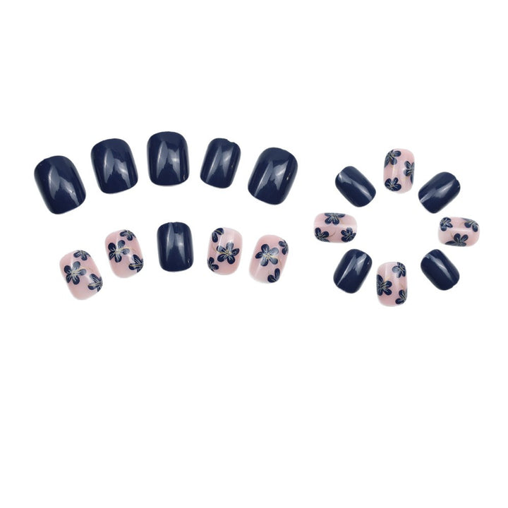 Kunstnägel mit Floralem Design und Elegantem Glanz Karnz