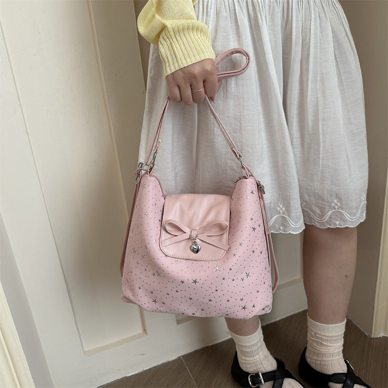 Stylische mit Sternen verzierte Handtasche
