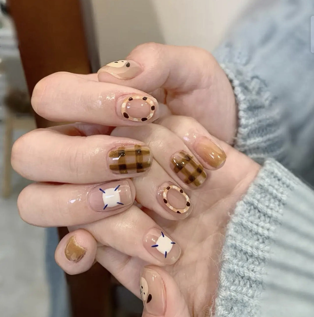 Dekorative Lange Stiletto Press-On Nägel mit Herz- und Blumenakzenten Karnz