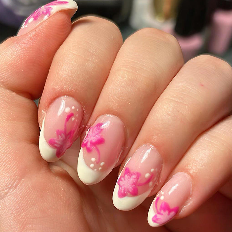 Kunstnagelset mit floralem Stil und eleganten Spitzen Karnz