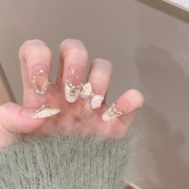 Kunstnägel mit Elegantem Akzent und Strassverzierungen Karnz