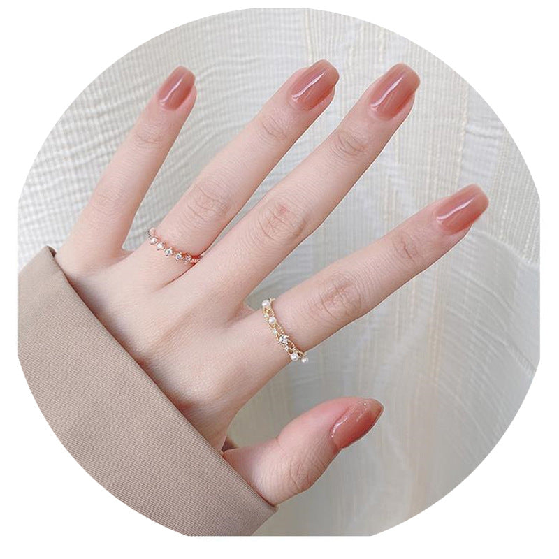 Elegantes, mit Kristallen verziertes Ring-Set