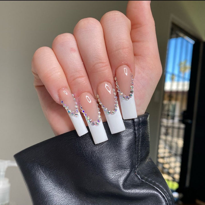 Kunstnagelset mit glamourösen Strass- und eleganten Spitzenverzierungen Karnz