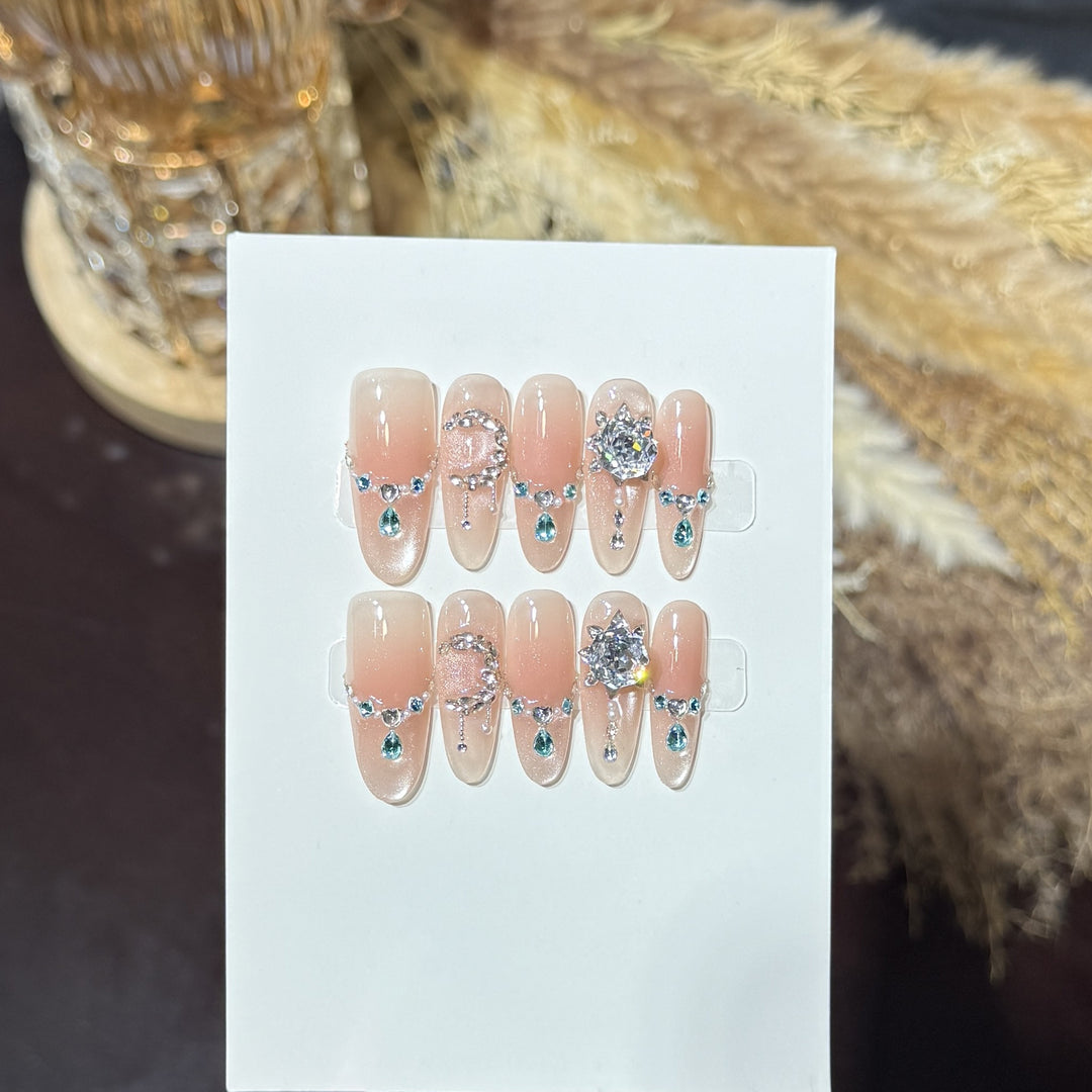 Dekoratives Press-On Nagelkunstset mit einzigartigen Edelsteinakzenten Karnz