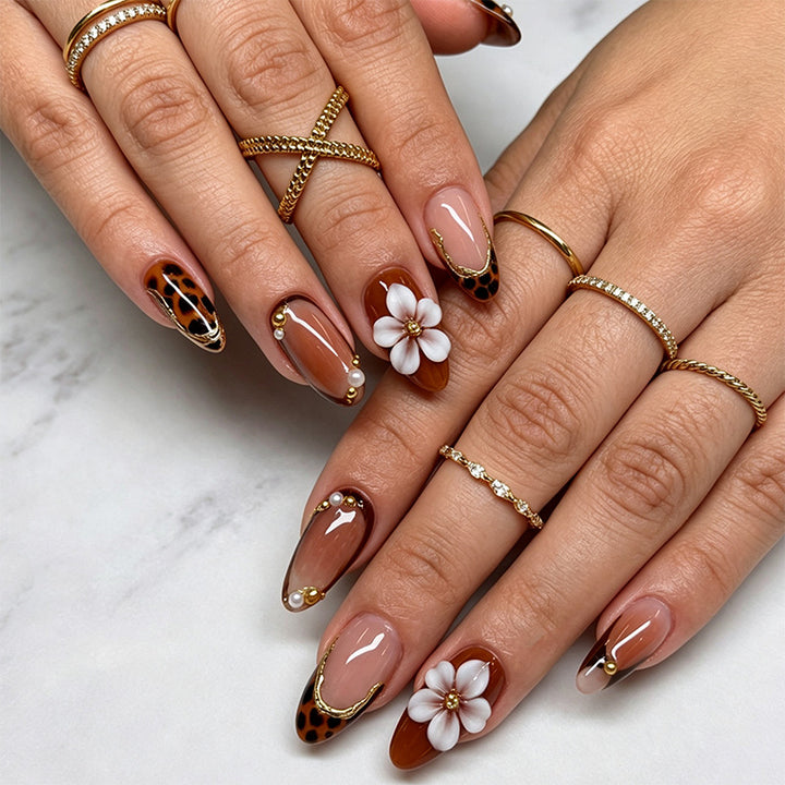Elegante Kunstnägel mit floralen und tierischen Motiven Karnz