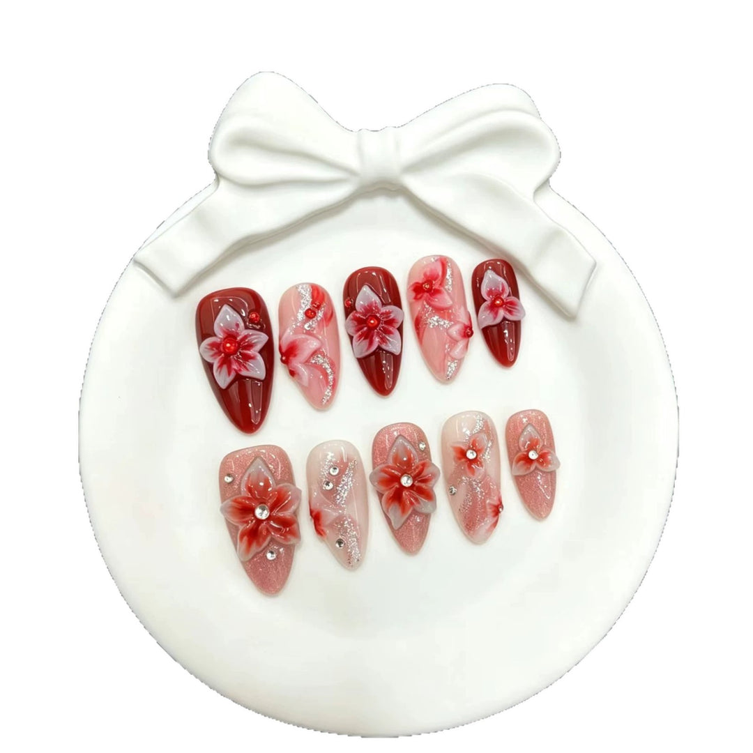 Dekoratives Press-On Nagelkunst-Set mit floralen und verspielten Designs