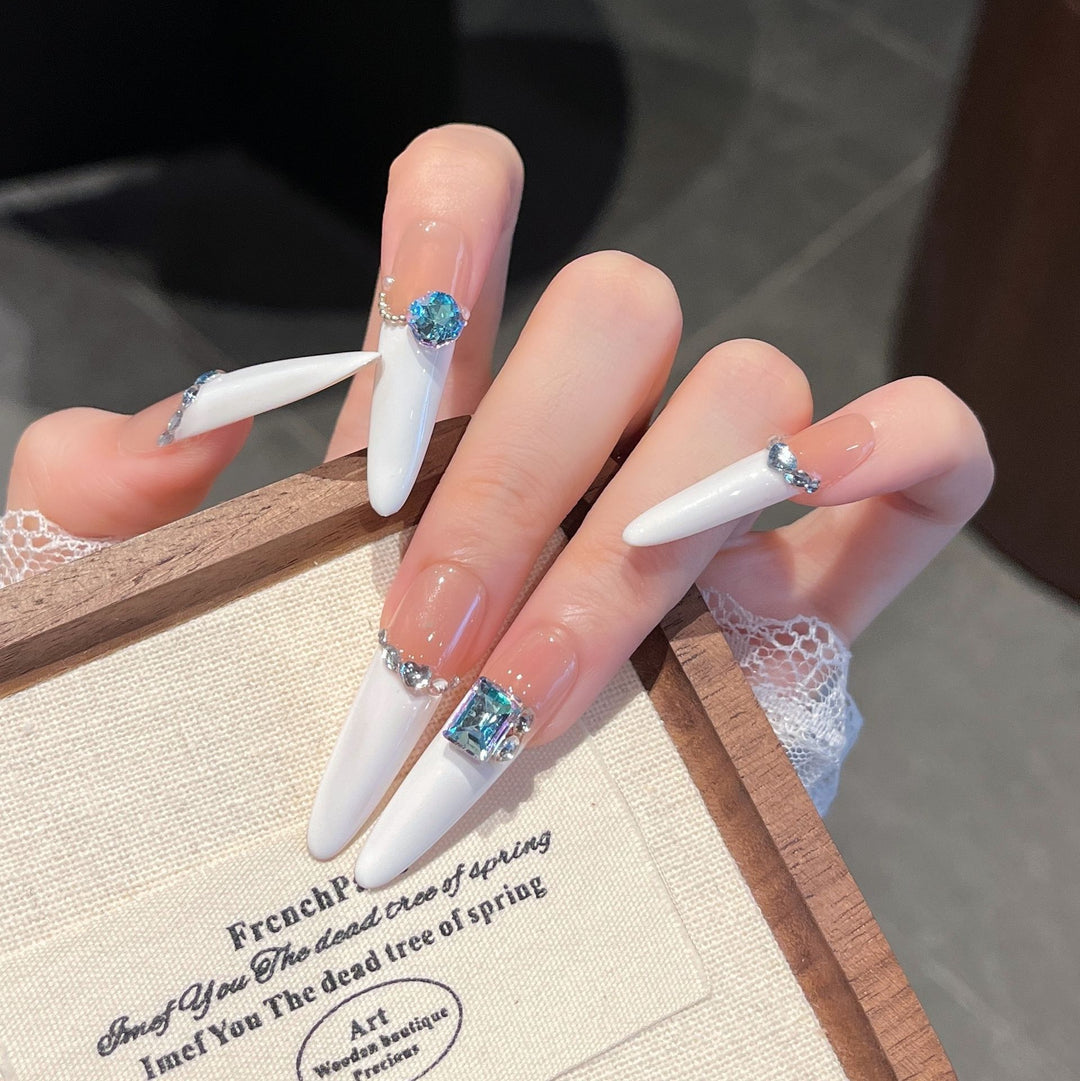 Elegante mit Edelsteinen verzierte Press-On Nagelerweiterungen Karnz
