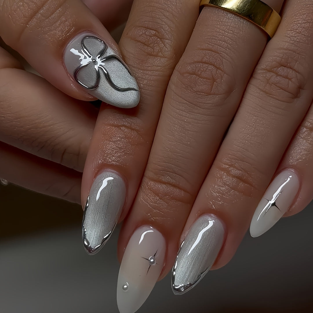 Elegante Press-On Nagelkunst mit floralen Akzenten Karnz