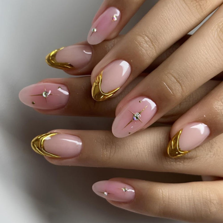 Kunstvolle Nagelverlängerungen mit glamourosem Goldfinish Karnz