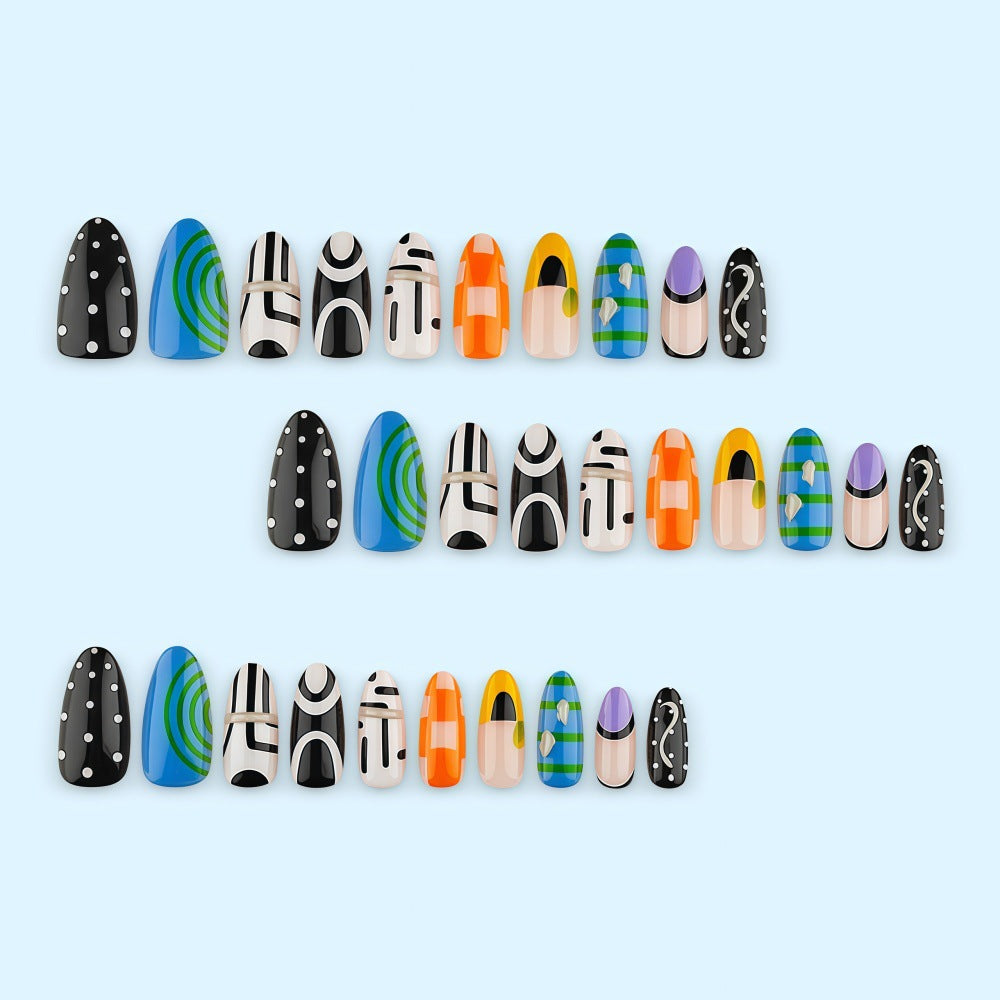 Kreative Nagelspitzen mit geometrischen Designs Karnz