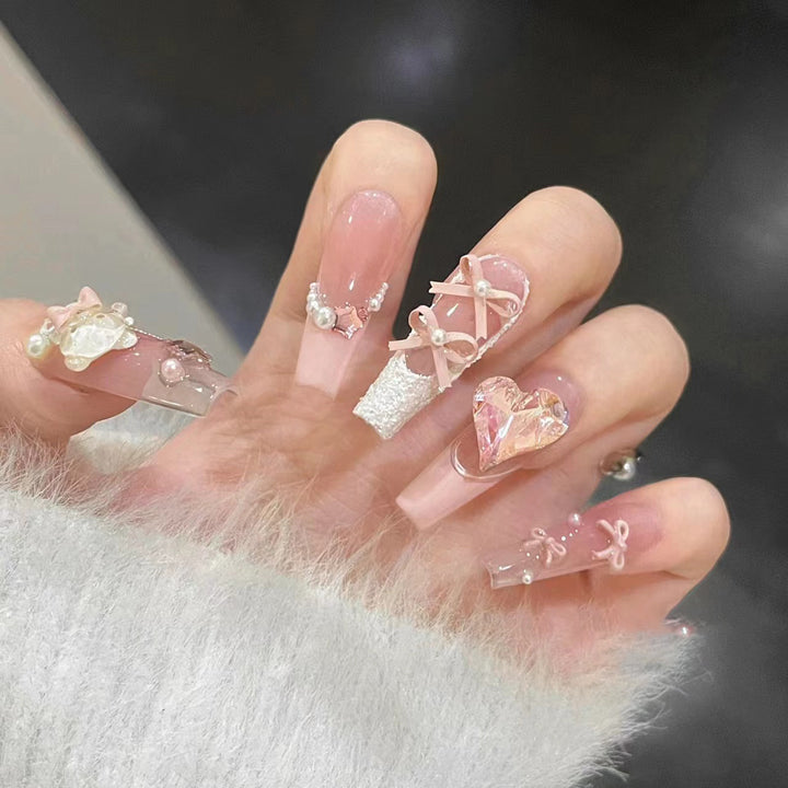 Dekoratives Press-On-Nagelset mit charmanten Akzenten Karnz