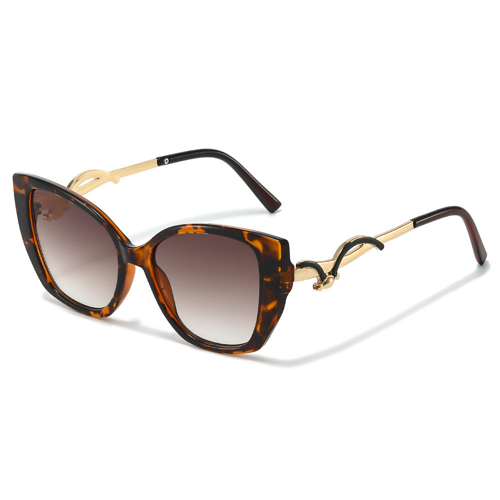 Übergroße Geometrische Katzenaugen-Sonnenbrille mit goldenen Akzenten Karnz