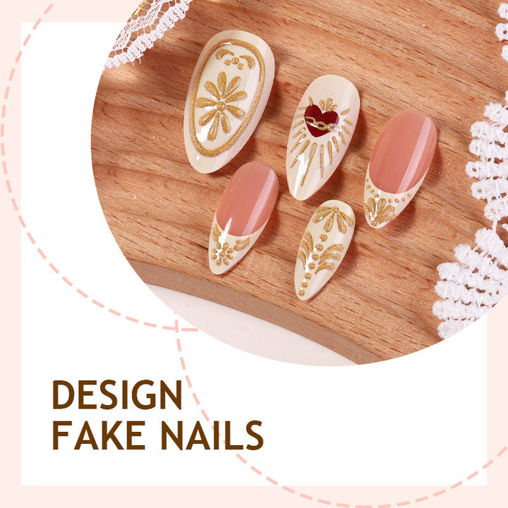 Kunstnagelset mit eleganten Goldverzierungen Karnz
