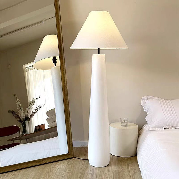 Elegante moderne Stehlampe mit stilvollem Schirm