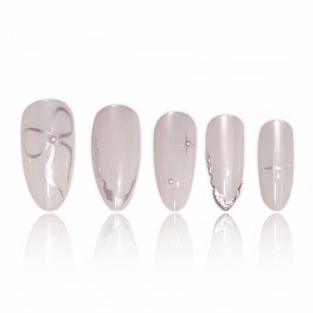 Elegante Stiletto Nagelkunstverlängerungen mit silbernen Akzenten Karnz