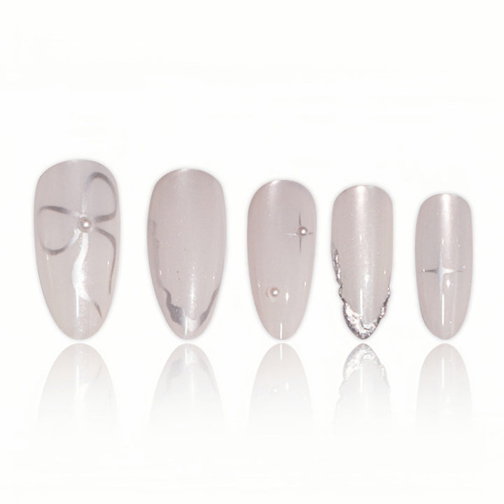 Elegante Stiletto Nagelkunstverlängerungen mit silbernen Akzenten Karnz