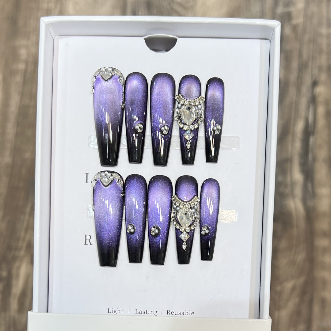 Dekoratives Press-On Nagelkunst-Set mit Edelsteinakzenten Karnz