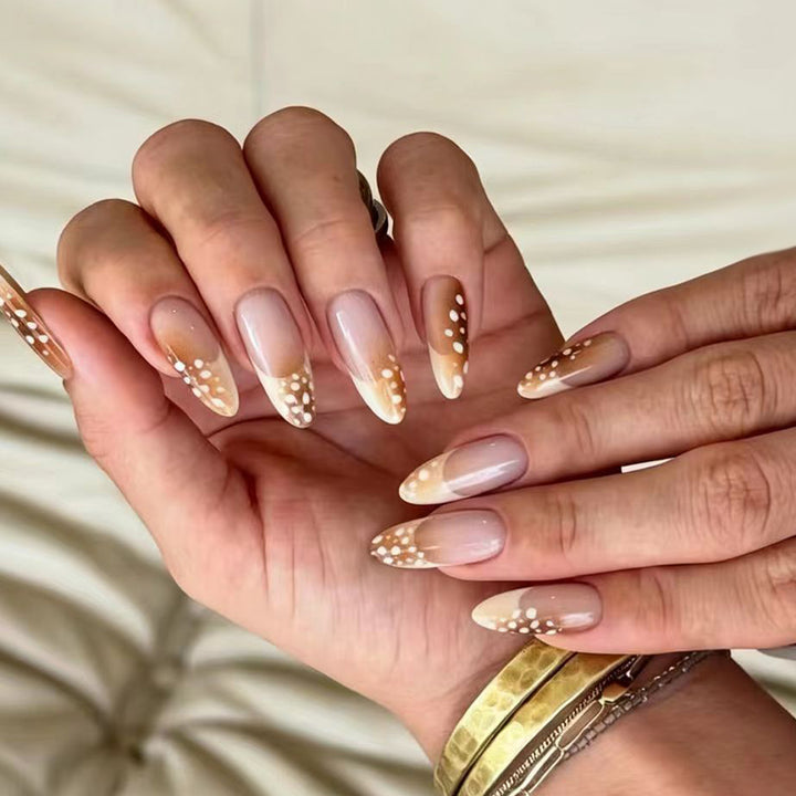 Elegante Kunstnägel mit trendigem Ombre-Design und kreativen Akzenten Karnz