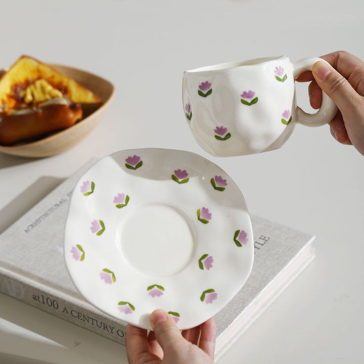 Keramik-Tasse mit handbemaltem Tulpenmuster und organischer Form
