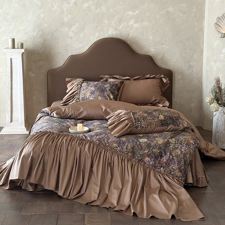 Opulente Jacquard-Bettwäschegarnitur mit großem Volant und dekorativer Rüscheneinfassung