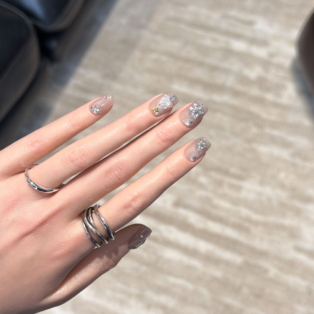 Elegantes Press-On-Nagelkunst-Set mit funkelnden Akzenten Karnz