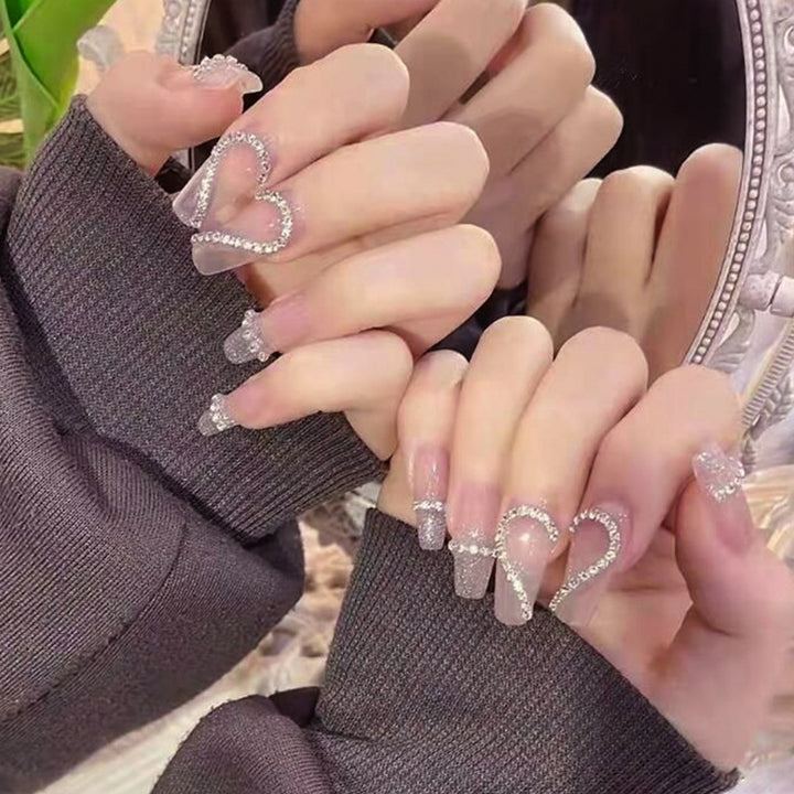 Glamouröse Kunstnägel mit Herz- und Glitzerdesign Karnz