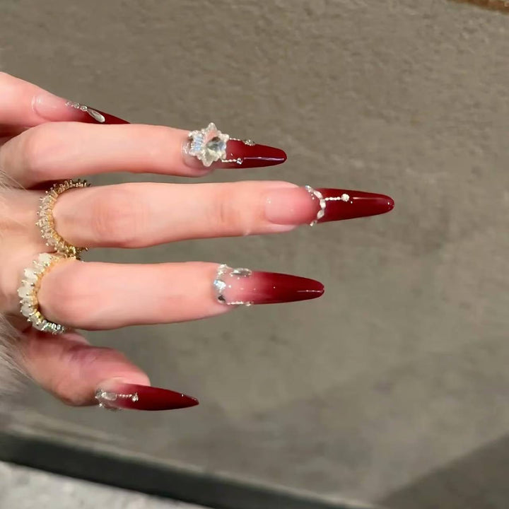 Glamouröse, kristallverzierte Stiletto-Nagelverlängerungen