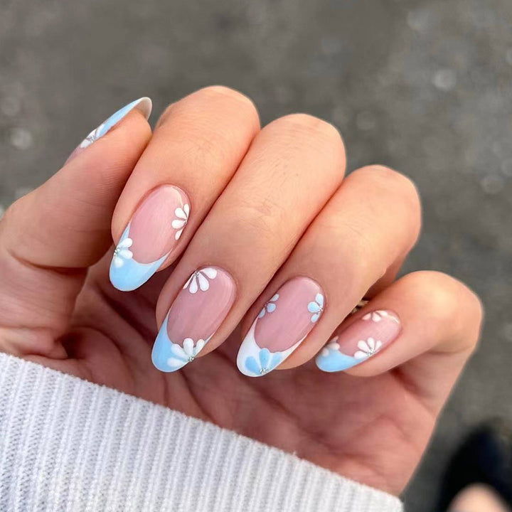Kreative French-Nagelkunst mit Blütenverzierungen Karnz
