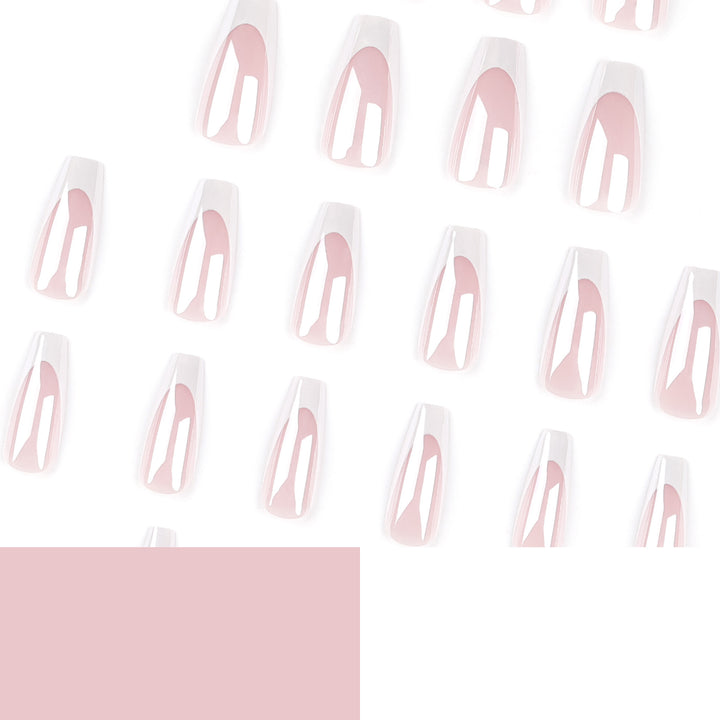 Elegante Nagelverlängerungen mit Hochglanz-Finish und präzisem French-Tip Karnz