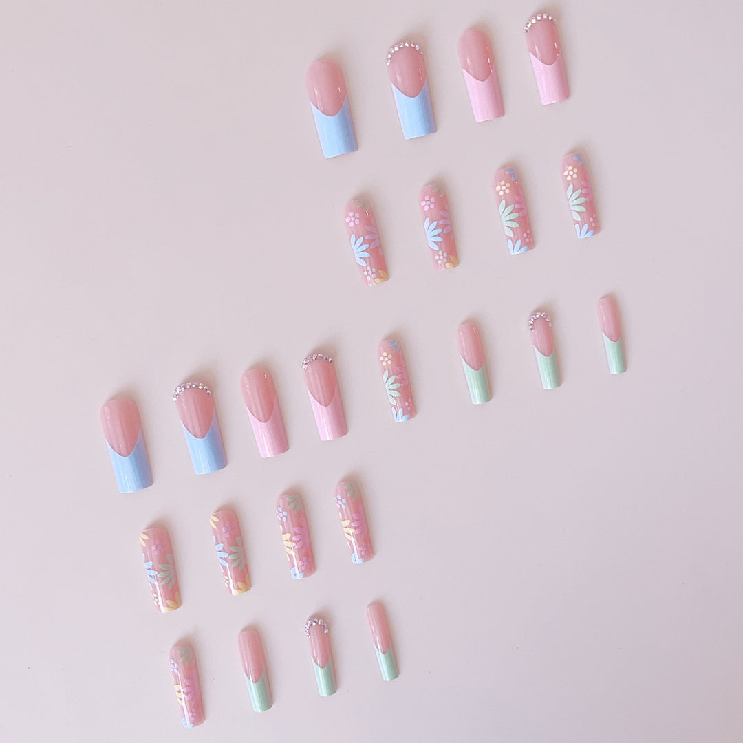 Kunstnagelset mit blumigen 3D-Verzierungen und Strass-Akzenten Karnz