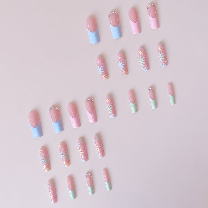 Kunstnagelset mit blumigen 3D-Verzierungen und Strass-Akzenten Karnz