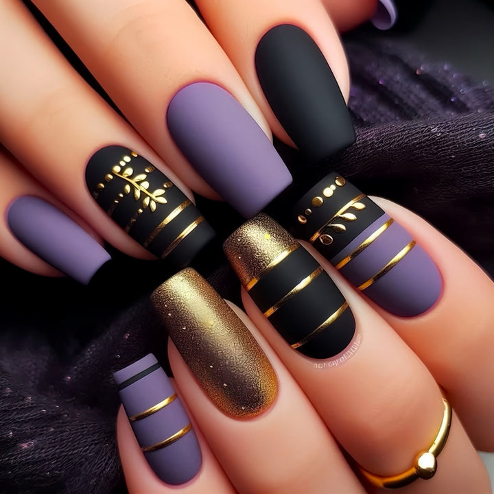 Trendige Press-On Nagelkunst mit dekorativen Goldakzenten Karnz