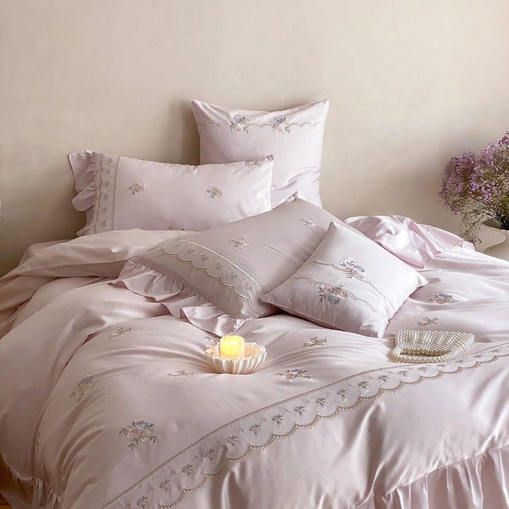 Luxuriöses Baumwollsatin-Bettwäsche-Set mit floraler Stickerei, Volant und Zierkissen